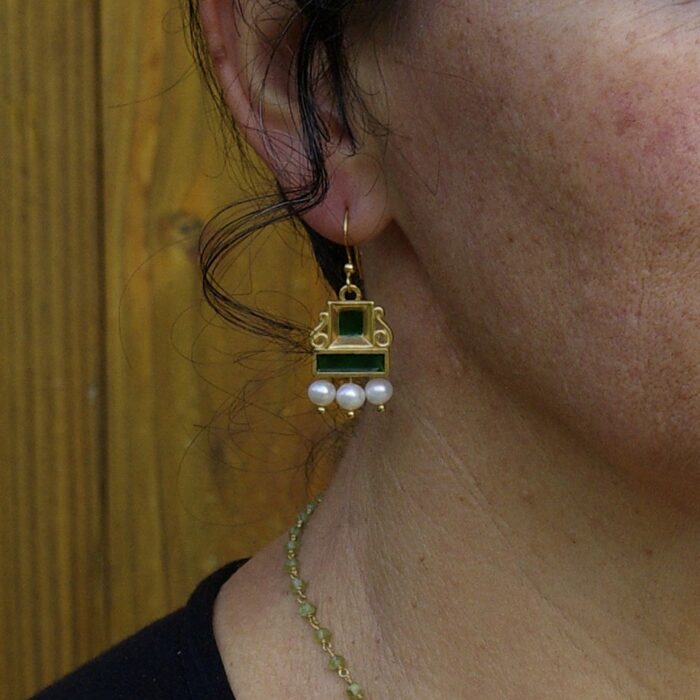 Boucles d'oreilles carré émaillé et perles – Image 3