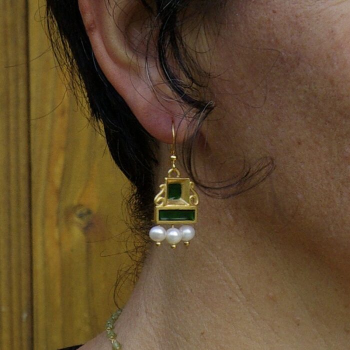 Boucles d'oreilles carré émaillé et perles – Image 2