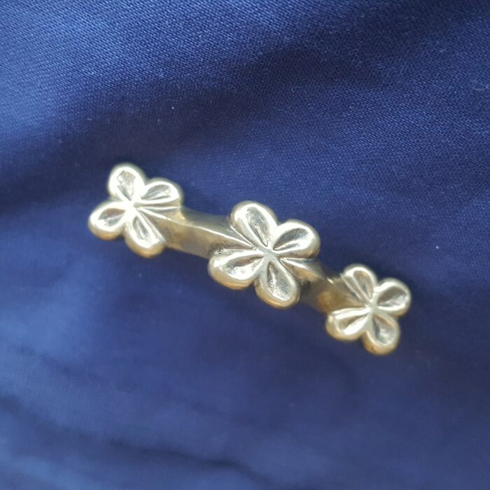 Fibule ansée trois fleurs