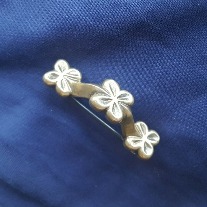 Fibule ansée trois fleurs – Image 2
